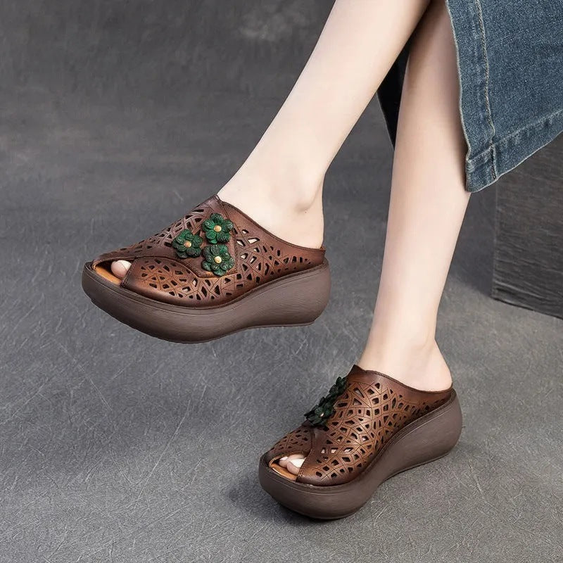 Sandalias con agujeros estampados