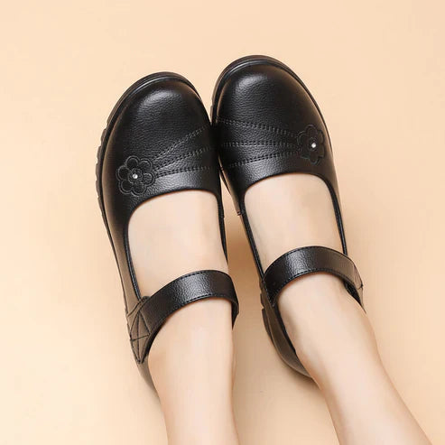 Zapatos de piel con velcro y pequeñas flores