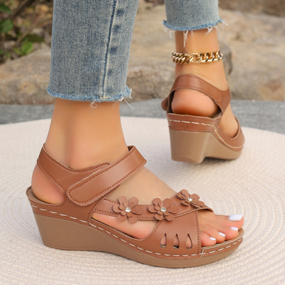 Sandalias adornadas con flores