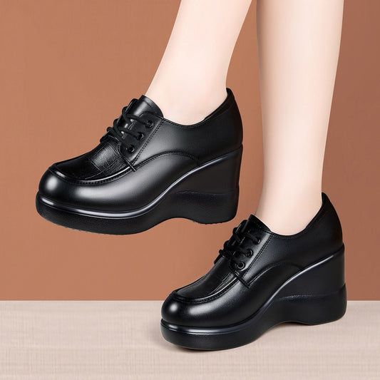 Zapatos de piel negros con tacón de cuña