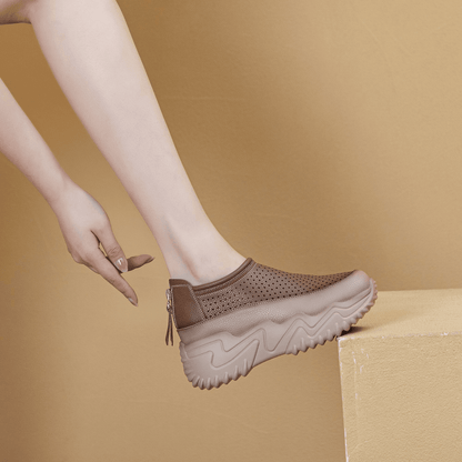 Sandalias con agujeros y diamantes de imitación
