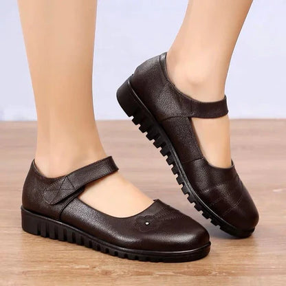 Zapatos de piel con velcro y pequeñas flores