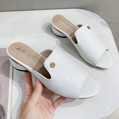 Nuevas sandalias de tacón de bloque de verano