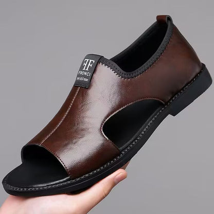 Calzado de verano refinado, sandalias de corte clásico y acabado impecable