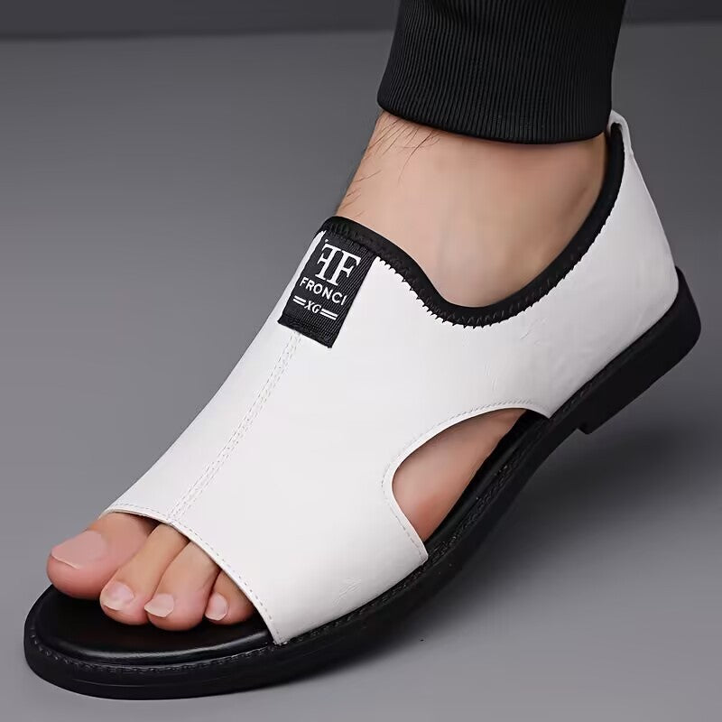 Calzado de verano refinado, sandalias de corte clásico y acabado impecable